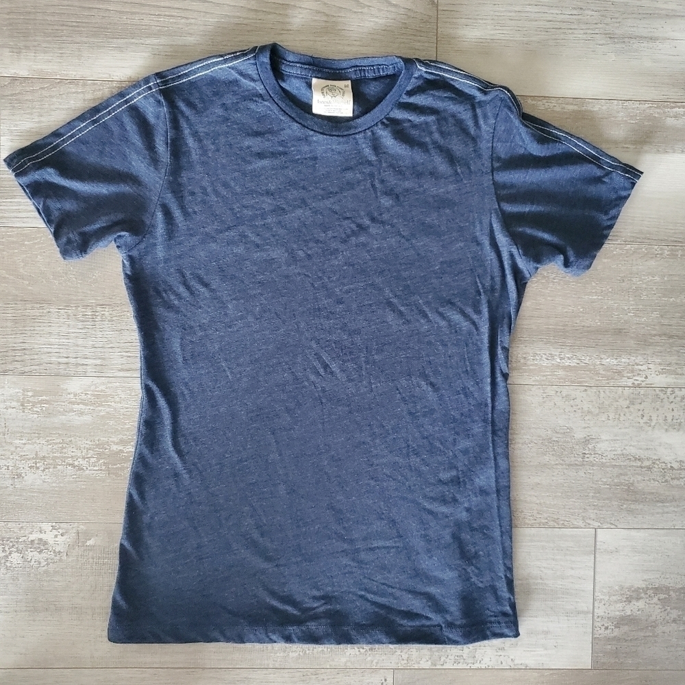 𝅺NWOT Jones & MitchelL Navy Tshirt